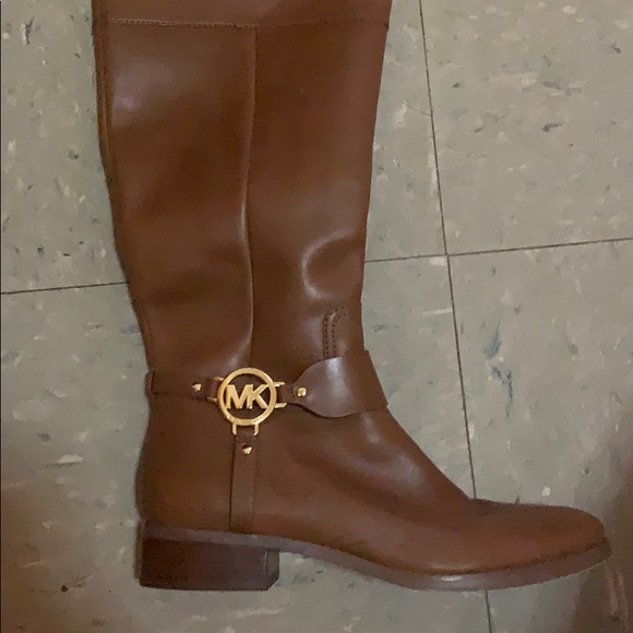 They are really tight on my feet. - Picture 3 of 4